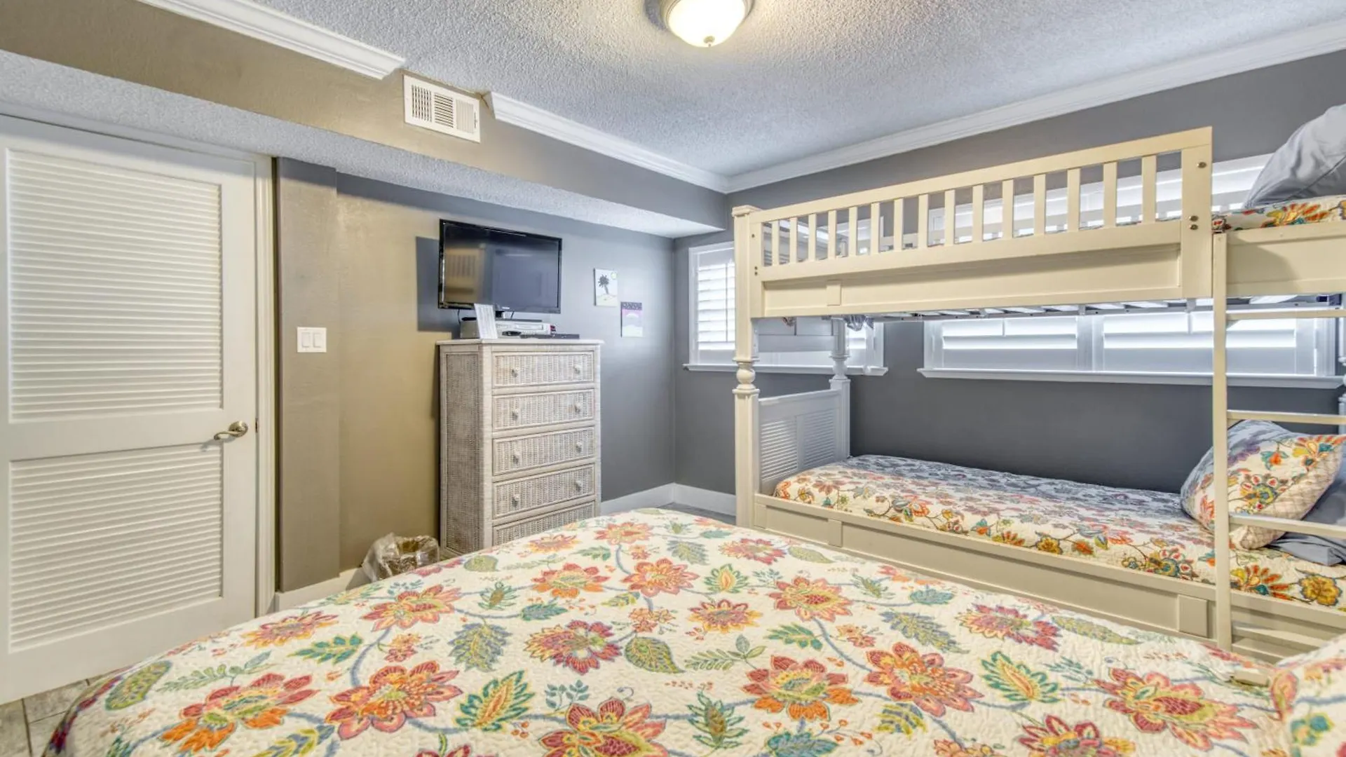 Apartment Beach House Condominiums B502 - Beachfront With Pool, Wifi, & Beach Service Destin